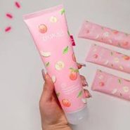 نمک بدن هلو بیوآکوا | لایه‌بردار طبیعی و خوش‌عطر پوست با درخشش هلو – خرید از آرایشی لوتوس